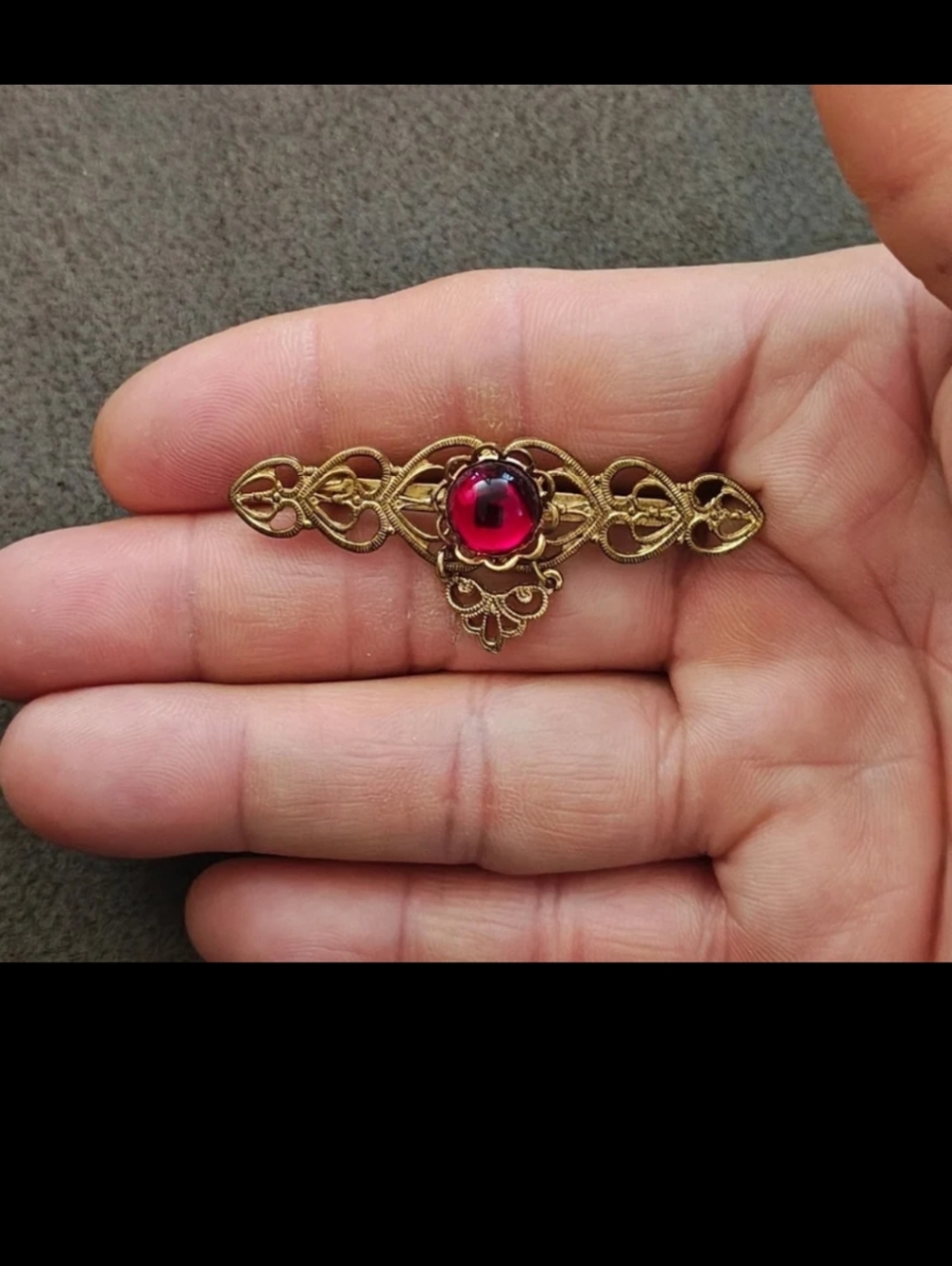 1960s/70s Goldtone Open Sideways Hearts  With Center Red Jelly Cabochon Brooch - Picture 5 of 9